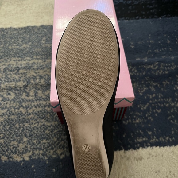 EUC 10 Pinup Couture Black Flats with Hearts - Picture 3 of 3